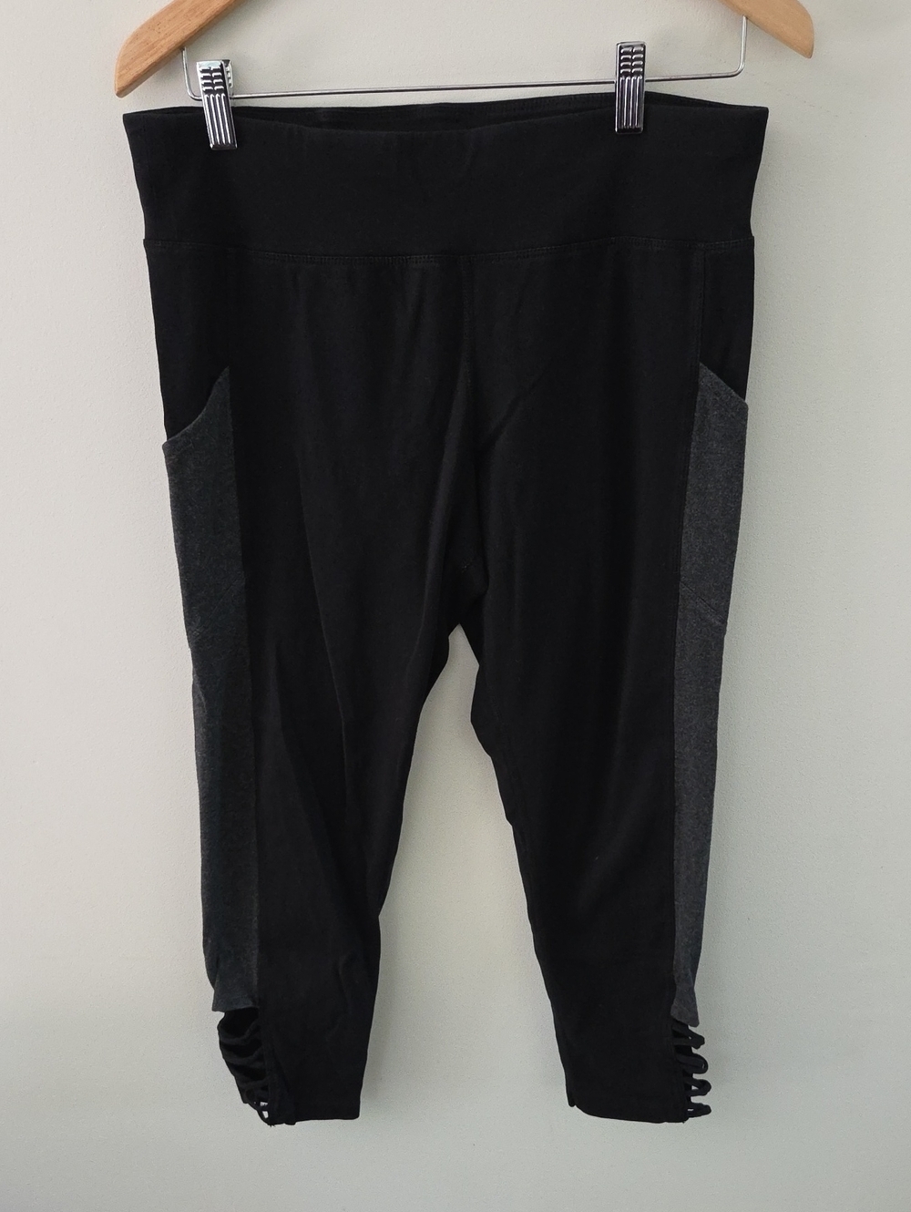 Calvin Klein Black And Gray Cropped Performance Leggings With Pockets XL